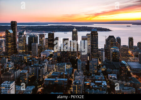 Luftaufnahme von Seattle Downtown Skyline in der Dämmerung, Seattle, Washington, USA Stockfoto