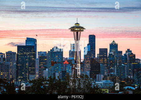 Die Space Needle und die Skyline in der Dämmerung, Seattle, Washington, USA Stockfoto