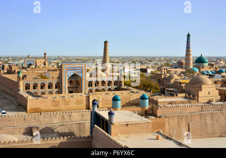 Die Altstadt von Chiwa (Itchan Kala), ein UNESCO-Weltkulturerbe, aus dem Khuna Lade Zitadelle gesehen. Usbekistan Stockfoto