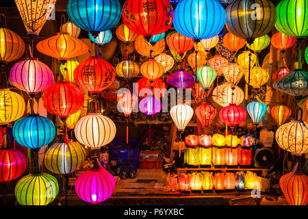 Handgefertigte Seide Laternen für den Verkauf auf der Straße in Hoi An, Provinz Quang Nam, Vietnam Stockfoto