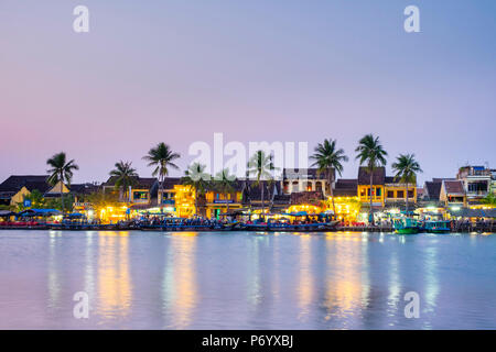 Hoi An Altstadt auf dem Thu Bon Fluss in der Nacht, in der Provinz Quang Nam, Vietnam Stockfoto