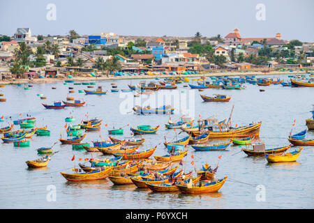 Angelboote/Fischerboote im Hafen von Mui Ne, Phan Thiet, Provinz Binh Thuan, Vietnam Stockfoto