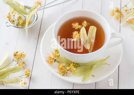 Tasse Tee mit Linden Blumen auf einem Leuchtkasten. Stockfoto