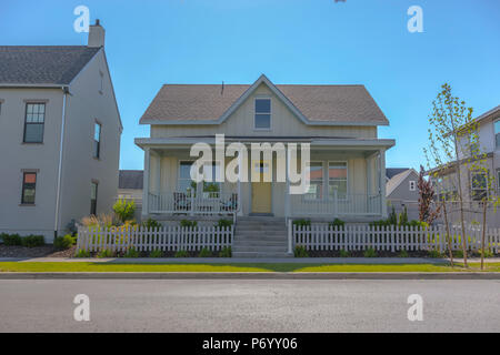 Häuser mit White Picket Fences Stockfoto