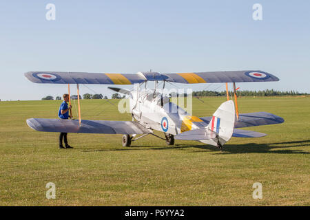 DH 82 Tiger Moth statisch auf die Blades Sommer Kugel, Sywell aerodeome, Northamptonshire. Stockfoto