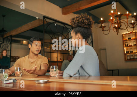 Freunde an der Bar Drinks genießen couner sitzen zusammen Stockfoto