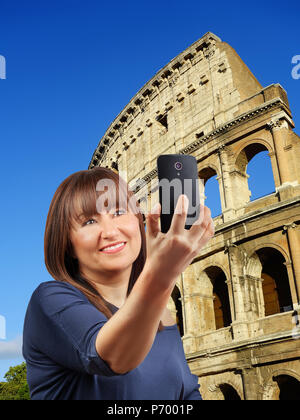 Schöne brünette Frau unter selfie am Colosseum in Rom Stockfoto