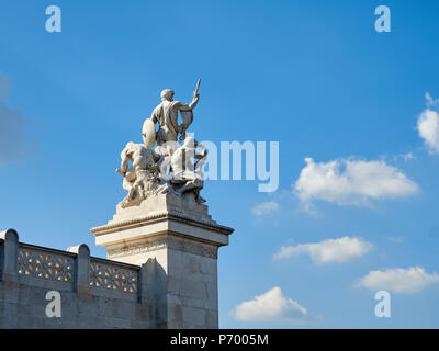 Statue vor dem Altare della Patria in Rom Italien Stockfoto