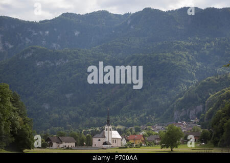 Eine ländliche slowenischen Gemeinschaft Kirche und Dorf in der Nähe von Lake Bled, am 18. Juni 2018, in Bohinjska Bela, Bled, Slowenien. Stockfoto