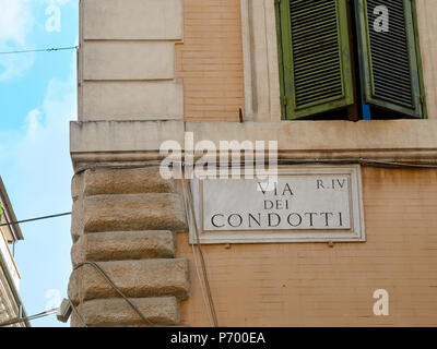 Via dei Condotti Marmor unterzeichnen in Rom, Italien Stockfoto