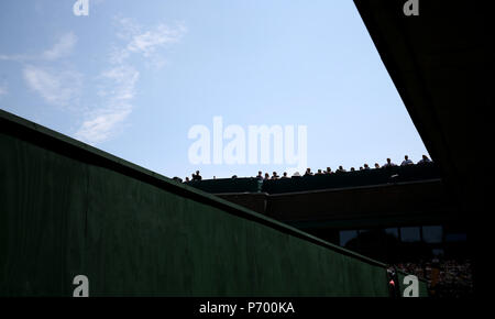 Zuschauer am zweiten Tag der Wimbledon Championships im All England Lawn Tennis und Croquet Club, Wimbledon. DRÜCKEN SIE VERBANDSFOTO. Bilddatum: Dienstag, 3. Juli 2018. Siehe PA Geschichte TENNIS Wimbledon. Bildnachweis sollte lauten: Steven Paston/PA Wire. Stockfoto