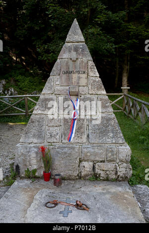 Ein Denkmal an der hölzernen Kirche (Ruska Capela) von russischen Kriegsgefangenen während des zweiten Weltkrieges 1 gebaut, die zu Ehren ihrer Kameraden, die gestorben sind Gebäude der Vrsic Pass Road (Ruska Cesta) in der Nähe von Kranjska Gora, am 22. Juni 2018, im Triglav National Park, die Julischen Alpen, Slowenien. Stockfoto