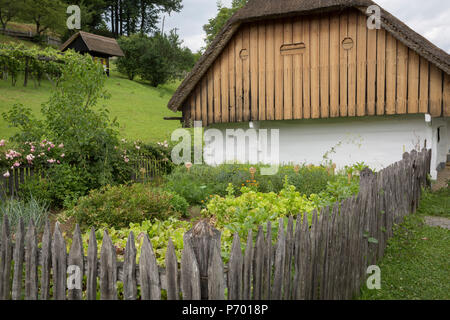 Gebaut Anfang des 19. Jahrhunderts, die restaurierte Wohnhaus (Smitova Hisa) an der Rogatec Open Air Museum, ganz in der Nähe der kroatischen Grenze, die am 24. Juni 2018, in Rogatec, Slowenien. Das Museum von verlagert und restauriertes Gebäude aus dem 19. und frühen 20. Jahrhunderts landwirtschaftliche Gebäude und Häuser stellt Volksarchitektur in dem Gebiet südlich von donacka Gora und Boc Berge. Stockfoto