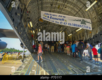 Singapur - Feb 10, 2018. Menschen innerhalb der Boeing C-17 Globemaster III der US Air Force (USAF) in Changi, Singapur besuchen. Stockfoto