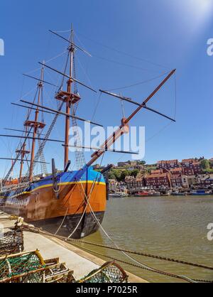 Whitby Hafen: eine vollständige Nachbildung von HMS ENDEAVOUR, das Schiff, in dem Captain Cook neue Entdeckungen im Pazifik im 18. Jahrhundert. Stockfoto