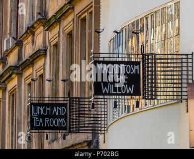 Die untergehende Sonne auf dem Charles Rennie Mackintosh Anzeichen für die Willow Tearoom auf der Sauchiehall Street in Glasgow, Schottland shinning Stockfoto