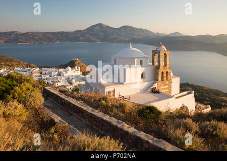 Anzeigen von Plaka mit Griechisch-orthodoxe Kirche und die Bucht von Milos Plaka Schloss, Milos, Kykladen, Ägäis, griechische Inseln, Griechenland, Europa Stockfoto