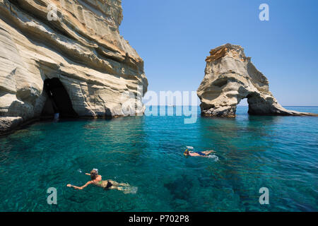 Schnorchler unter Felsformationen mit kristallklarem Wasser, Kleftiko, Milos, Kykladen, Ägäis, griechische Inseln, Griechenland, Europa Stockfoto