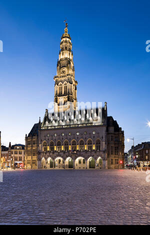 Place des Heros und das Rathaus und Belfried nachts mit Flutlicht, Arras, Pas-de-Calais, Ile-de-France, Frankreich, Europa Stockfoto