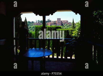 Balkon und Blick auf die Alhambra. Granada, Spanien. Stockfoto