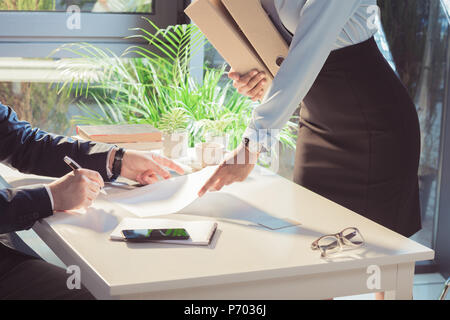 Schuß von Geschäftsleuten Signieren von Dokumenten während der Sitzung 7/8 Stockfoto