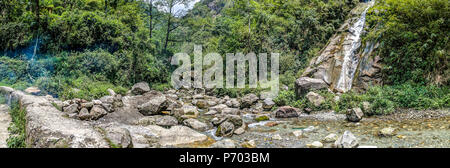 Panoramablick auf Kuikhola/Kali Khola Wasserfälle auf dem Weg der alten Seidenstraße nach Rongli, Ost Sikkim. Stockfoto