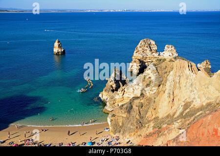 Ansicht von Touristen entspannen am Strand mit Blick über den Ozean, Praia da Dona Ana, Lagos, Algarve, Portugal, Europa. Stockfoto