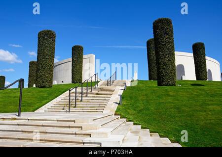 Schritte, die auf der Vorderseite der Streitkräfte Memorial, die National Memorial Arboretum, Alrewas, Staffordshire, England, UK, Westeuropa. Stockfoto