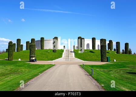 Vorderansicht der Streitkräfte Memorial, die National Memorial Arboretum, Alrewas, Staffordshire, England, UK, Westeuropa. Stockfoto