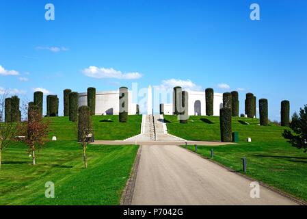 Vorderansicht der Streitkräfte Memorial, die National Memorial Arboretum, Alrewas, Staffordshire, England, UK, Westeuropa. Stockfoto