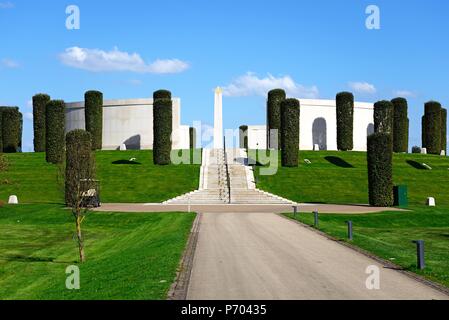 Vorderansicht der Streitkräfte Memorial, die National Memorial Arboretum, Alrewas, Staffordshire, England, UK, Westeuropa. Stockfoto