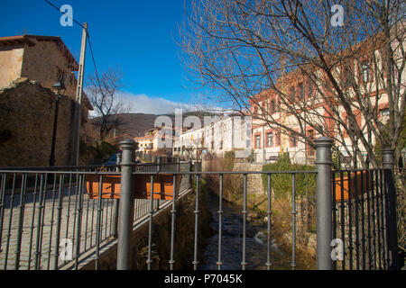 Blick von der Brücke über den Fluss Artiñuelo. Die Provinz Valladolid, Madrid, Spanien. Stockfoto