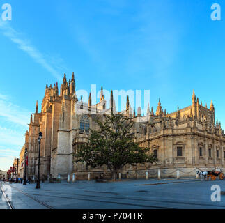 Sevilla, Spanien - 26. Mai 2016: die Kathedrale von Sevilla (oder Kathedrale der Heiligen Maria des Siehe) in Abend. In 1402-1506. Personen unkenntlich. Stockfoto