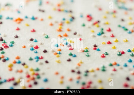 Nahaufnahme der bunten Streuseln auf leckere Osterkuchen Stockfoto