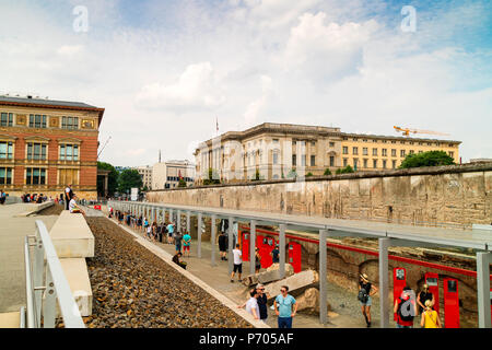 Gebäude der Gropius Bau und das Abgeordnetenhaus von Berlin (Repräsentantenhaus) durch das Dokumentationszentrum Topographie des Terrors in Berlin. Stockfoto