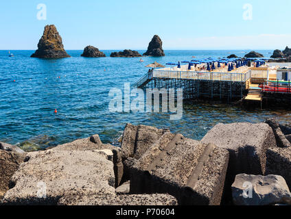 ACI TREZZA, Italien, 13. JUNI 2017: Zyklopische Küste und den Inseln der Cyclops (Sizilien, 10 km nördlich von Catania). Wie Isoles Dei Ciclopi Faragli bekannt Stockfoto