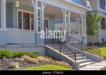 Treppe, die zum Eintrag von Cottage home Stockfoto