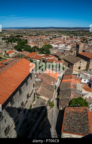 Blick auf die Plaza Mayor und Alcazar de los Chaves in Trujillo, Extremadura, Spanien von einer Seite srteet Stockfoto