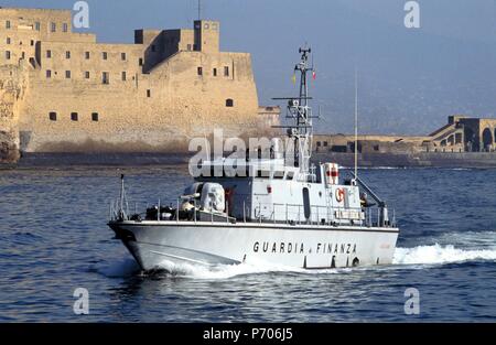 Italienische Finanzpolizei, 'Bigliani" class Patrol Boot im Golf von Neapel navigieren Stockfoto