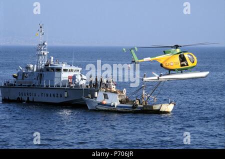 Italienische Finanzpolizei, 'Bigliani" class Patrol Boot steuert ein Schiff im Golf von Neapel Stockfoto