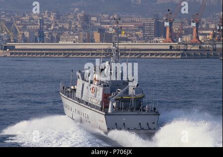 Italienische Finanzpolizei, 'Bigliani" class Patrol Boot im Golf von Neapel navigieren Stockfoto