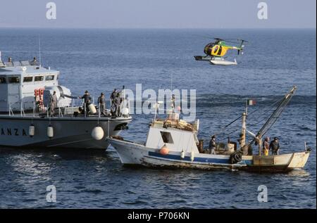 Italienische Finanzpolizei, 'Bigliani" class Patrol Boot steuert ein Schiff im Golf von Neapel Stockfoto