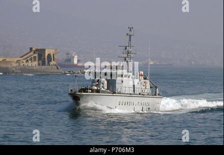 Italienische Finanzpolizei, 'Bigliani" class Patrol Boot im Golf von Neapel navigieren Stockfoto