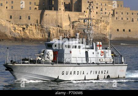 Italienische Finanzpolizei, 'Bigliani" class Patrol Boot im Golf von Neapel navigieren Stockfoto