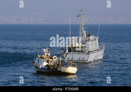 Italienische Finanzpolizei, 'Bigliani" class Patrol Boot steuert ein Schiff im Golf von Neapel Stockfoto