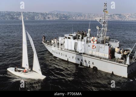 Italienische Finanzpolizei, 'Bigliani" class Patrol Boot im Golf von Neapel navigieren Stockfoto