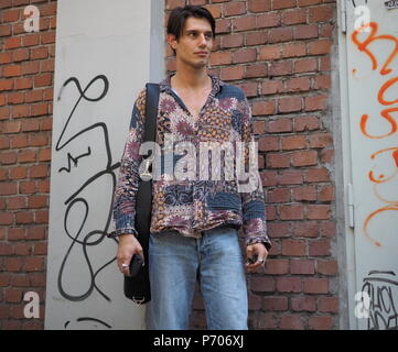 Mailand, Italien - 18. JUNI 2018: modische Mann für Fotografen auf der Straße posiert vor FENDI fashion show Stockfoto