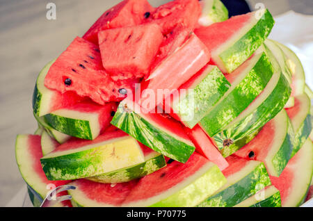 Cluj-Napoca, Rumänien - 3. Juli 2018: Die roten Wassermelone Stücke Stockfoto