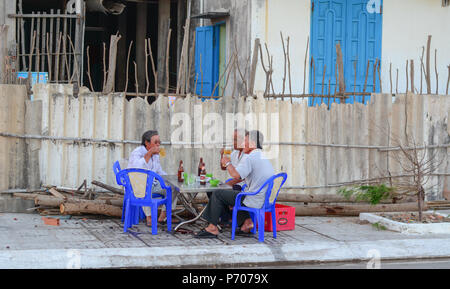 Phan Thiet, Vietnam - Mar 25, 2016. Lokale Männer trinken Bier auf der Straße bei Sonnenuntergang in Phan Thiet, Vietnam. Stockfoto