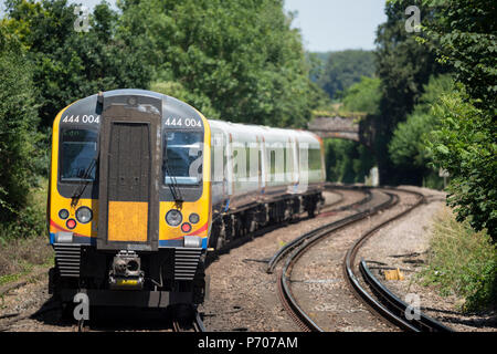South Western Railway 444 Klasse S-Bahn Richtung Norden zwischen Portmouth Hafen & London Waterloo, durch Nationalparks South Downs in Hampshire Stockfoto